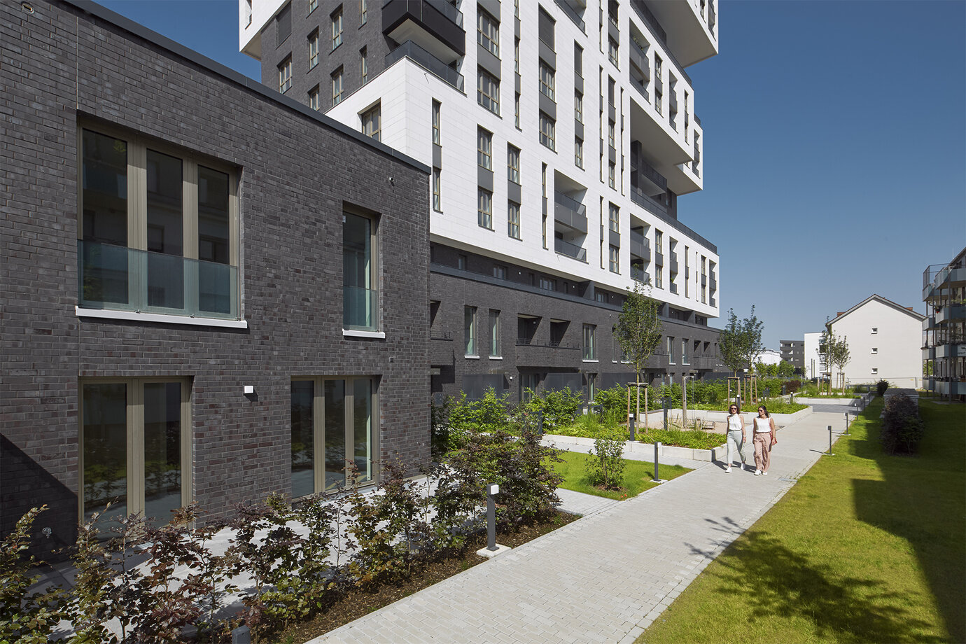Im Sockelgebäude gibt es 20 s.g. „Town-Houses“, Maisonettewohnungen mit privatem Garten