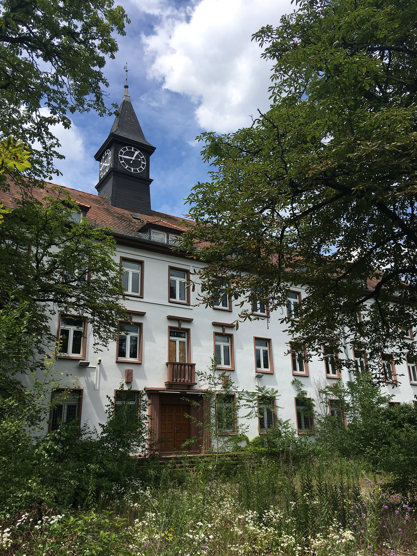 Hauptgebäude der denkmalgeschützten Gesamtanlage am zentralen Quartiersplatz