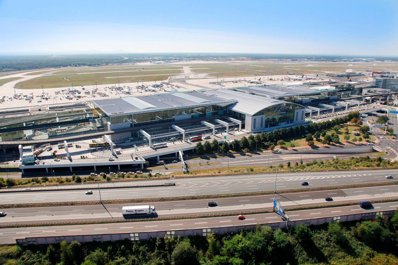 Luftbild, Terminal 2, Landseite
