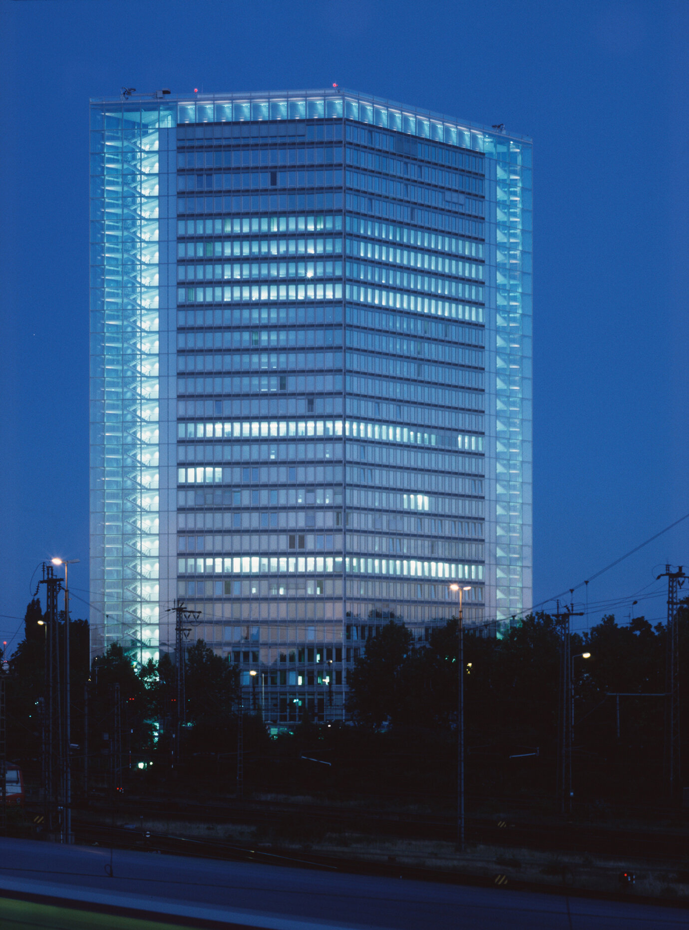 Hochhaus mit transparenter Hülle - Ansicht von den Bahngleisen