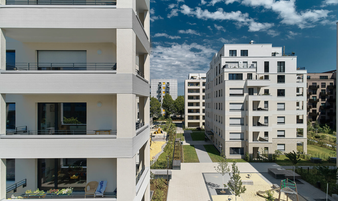 Die Fassadenbänder der Gebäude zeichnen die Konturen der kaskadenartigen Rücksprünge der Terrassen und Balkone nach.