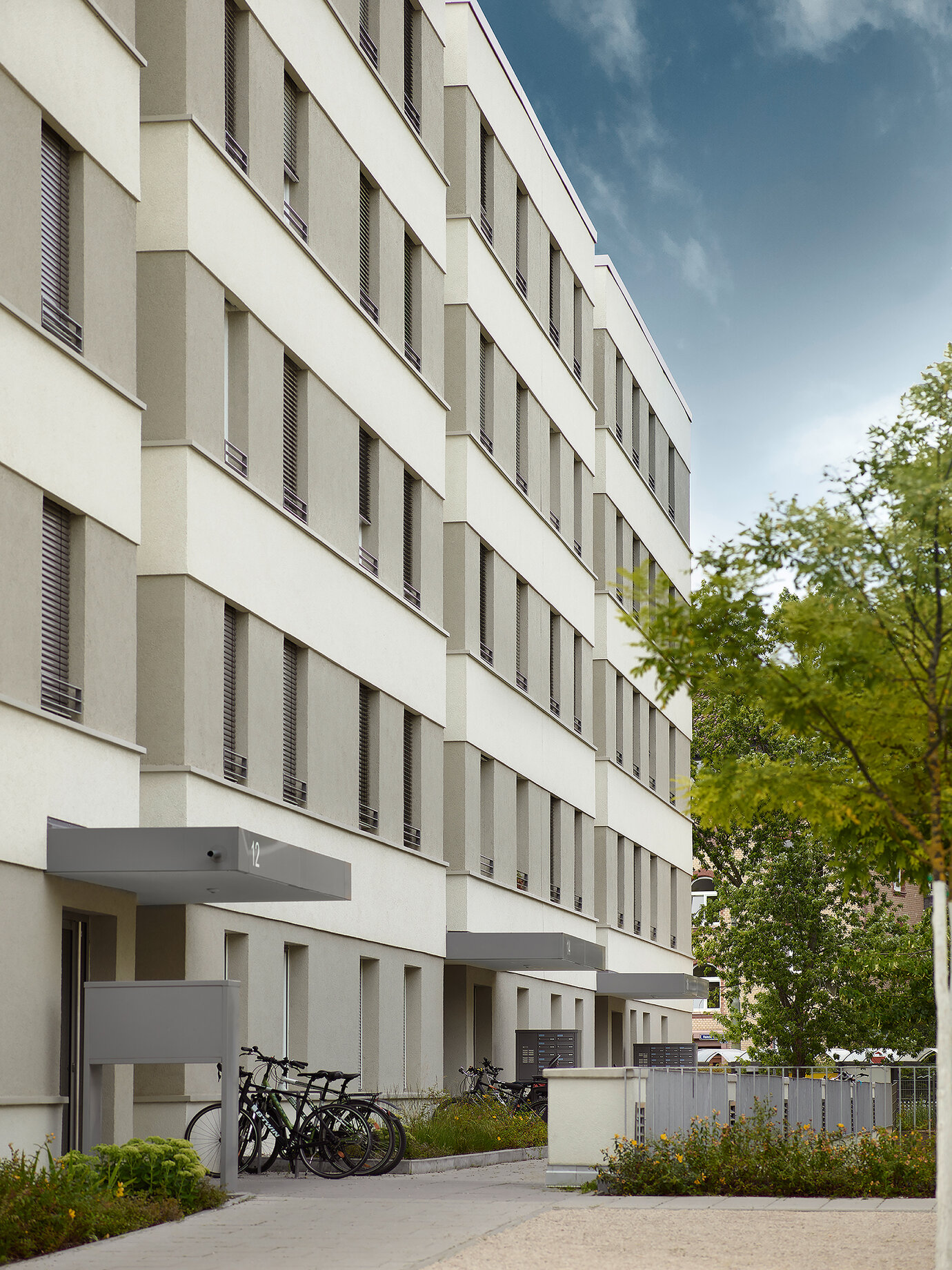Barrierefreie Erschließung eines der Gebäuderiegel