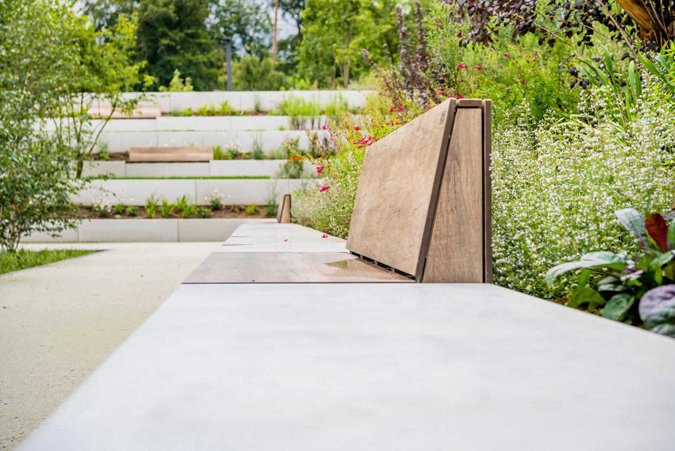 Stützmauer aus Sichtbeton mit eingelassenem Sitzelement