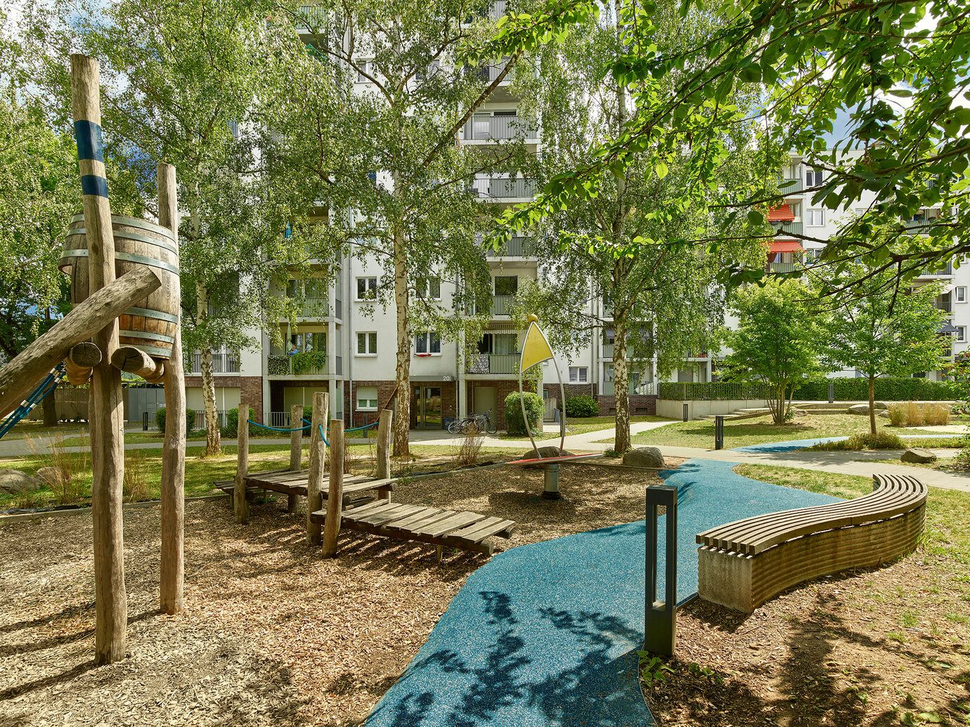 Großzügige Spielflächen im Gartenhof