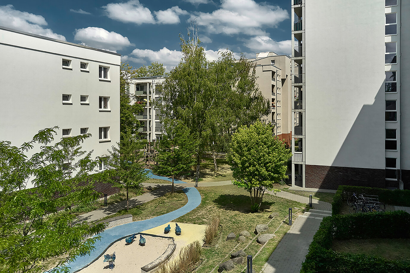 Wege verbinden Gemeinschaftsplätze im Gartenhof mit den Wohngebäuden.