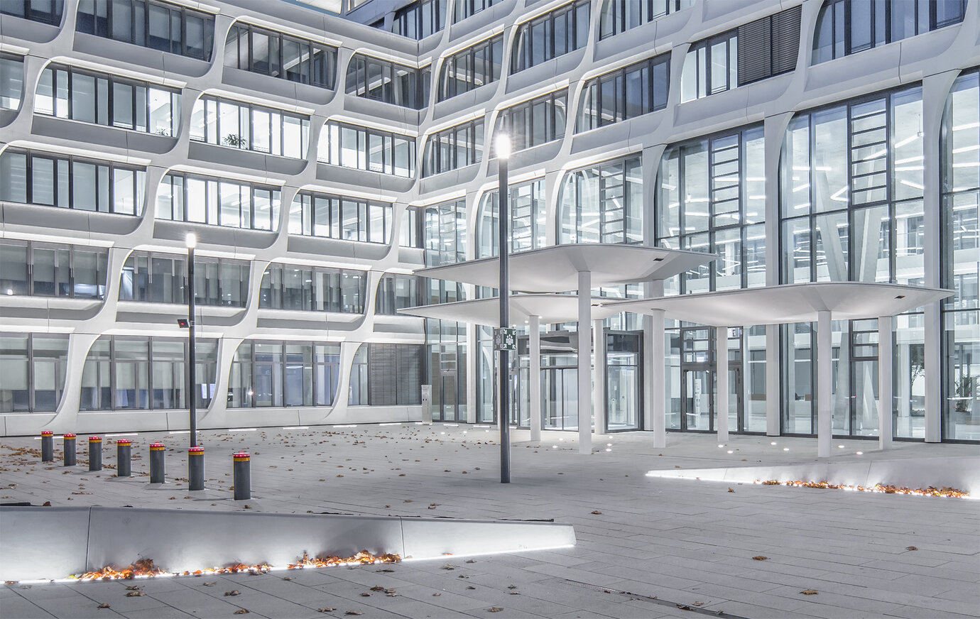 Nachtansicht Vorplatz
