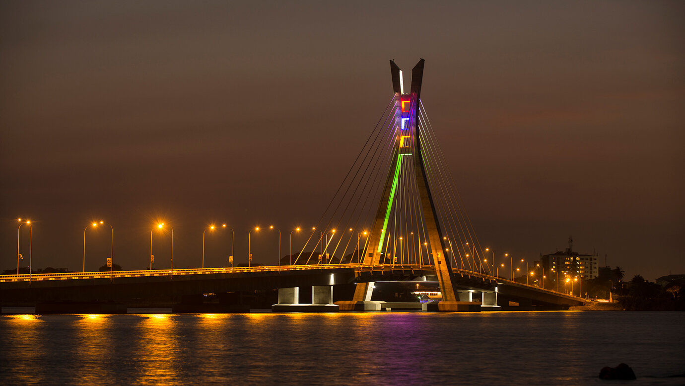 90 Meter hoher Pylon mit Schrägseilkonstruktion / © Julius Berger Nigeria Plc