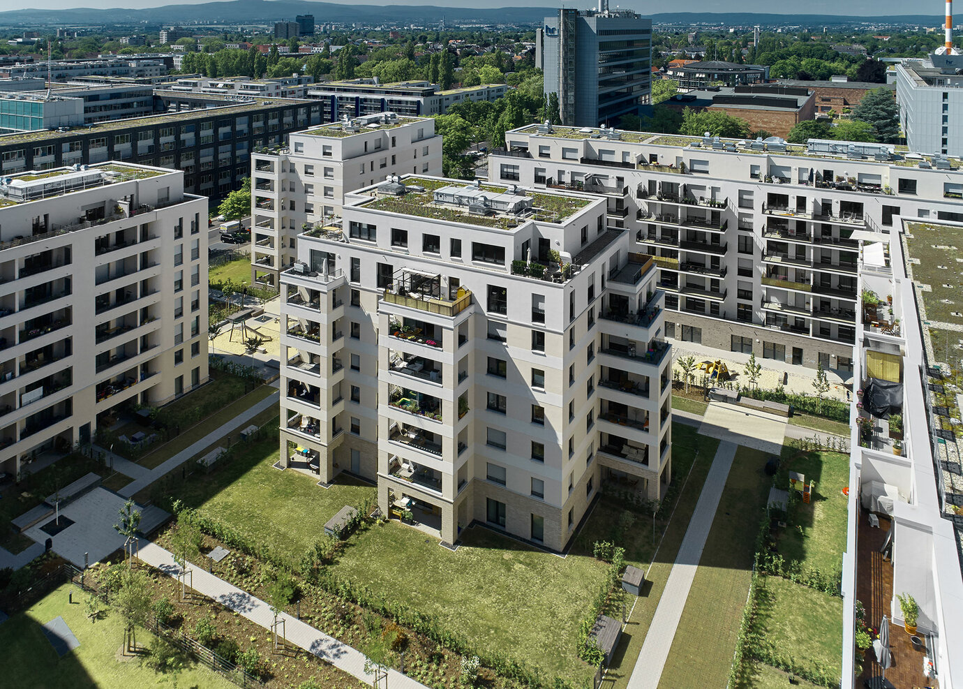 189 stadtnahe Wohnungen bilden den Gebäudekomplex und werden über einen offenen, grünen Innenhof verbunden.