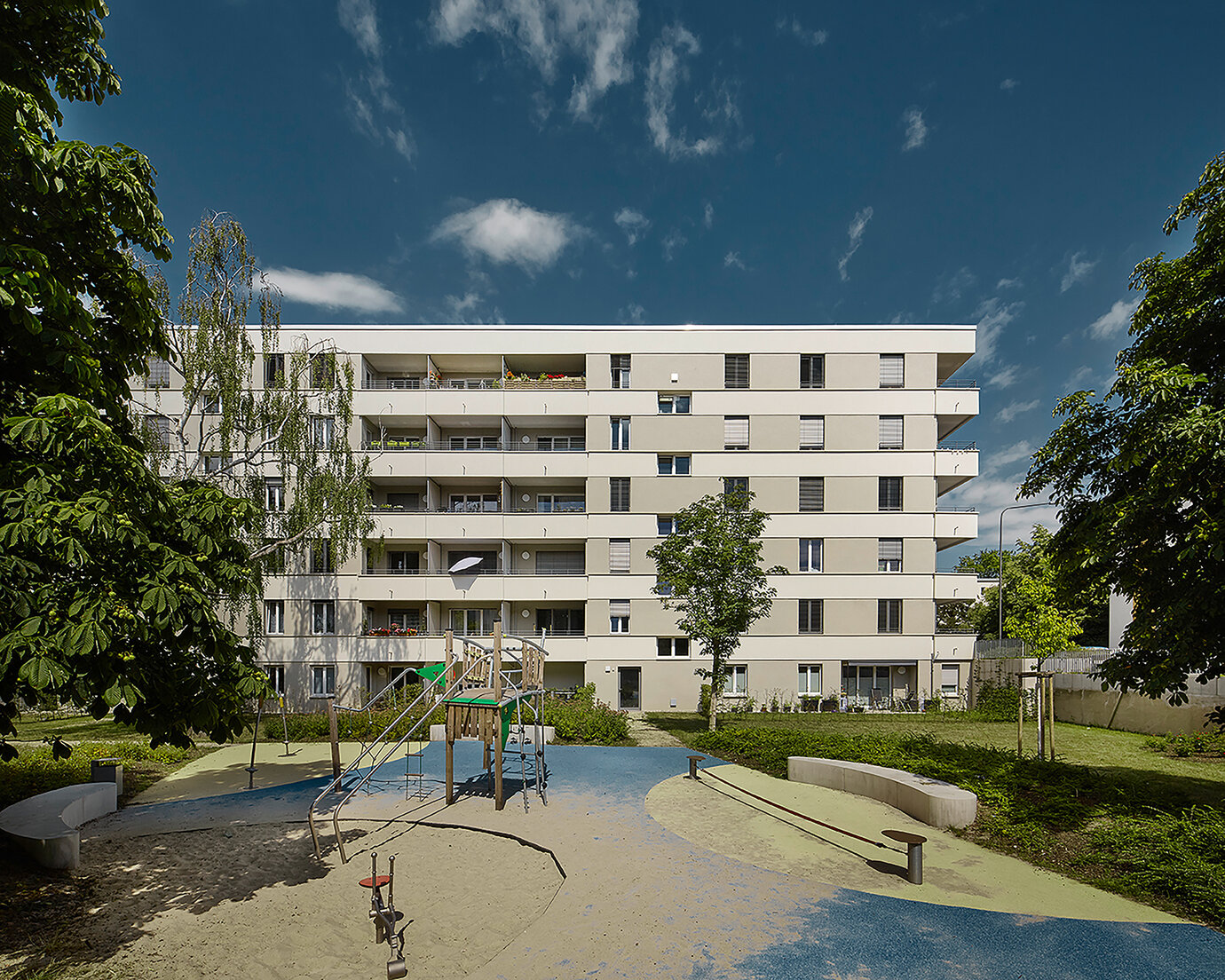 Wohngebäude mit großzügigem Außenspielbereich