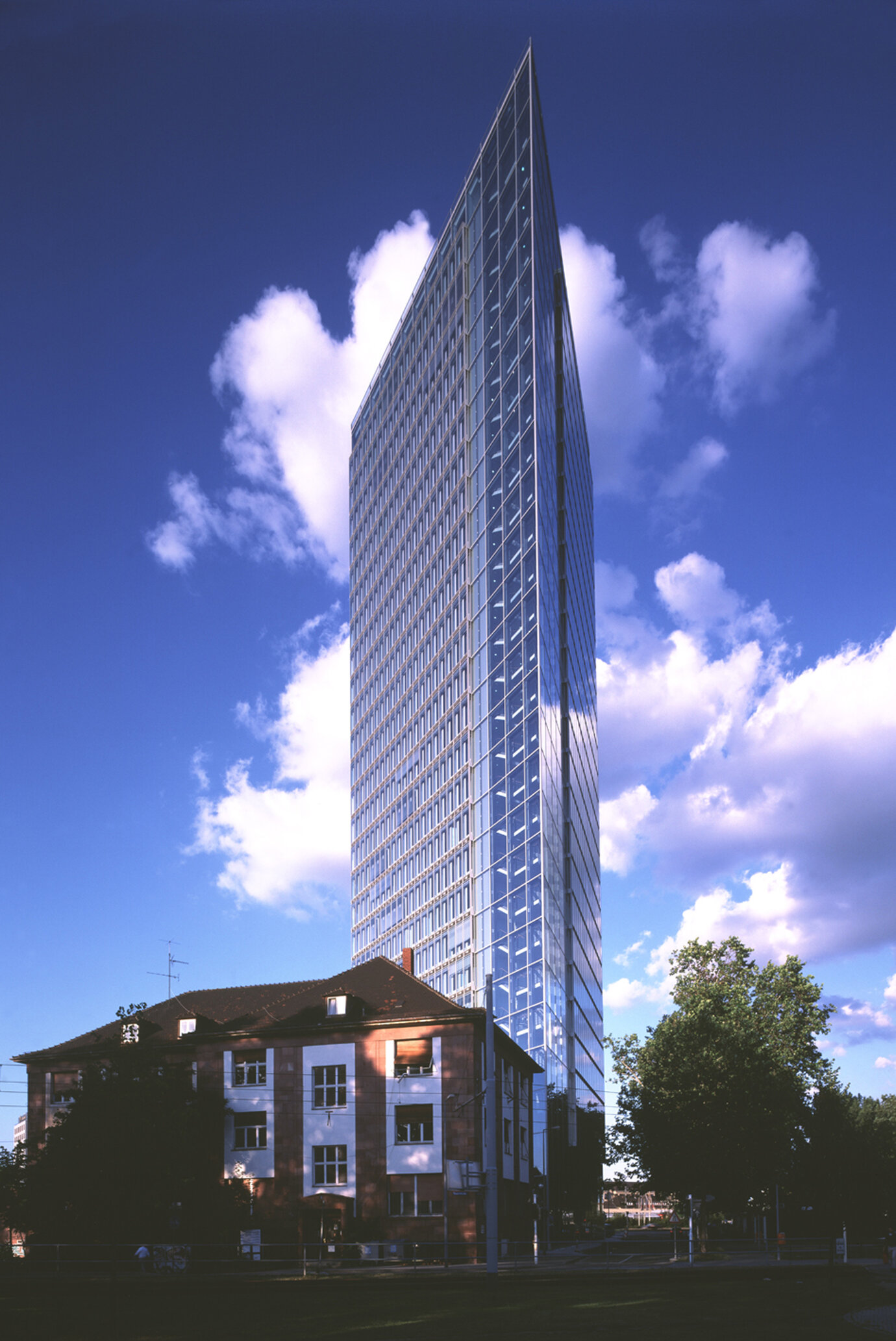 Scharfe Kanten - Ansicht vom Park