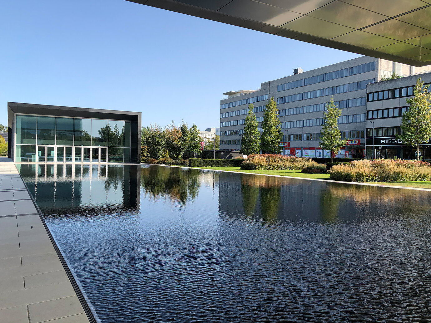 Blick über das Wasserbecken