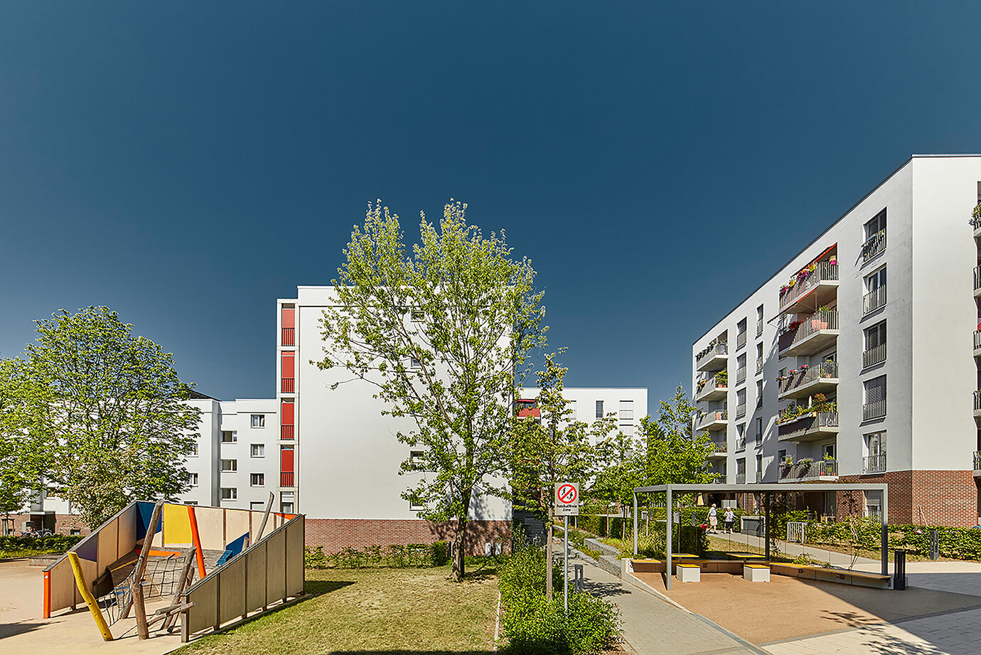 Fassaden werden durch vergrößerte Fensterflächen geöffnet und vorgestellte Balkone ersetzen ehemals thermisch ungedämmte Loggien.